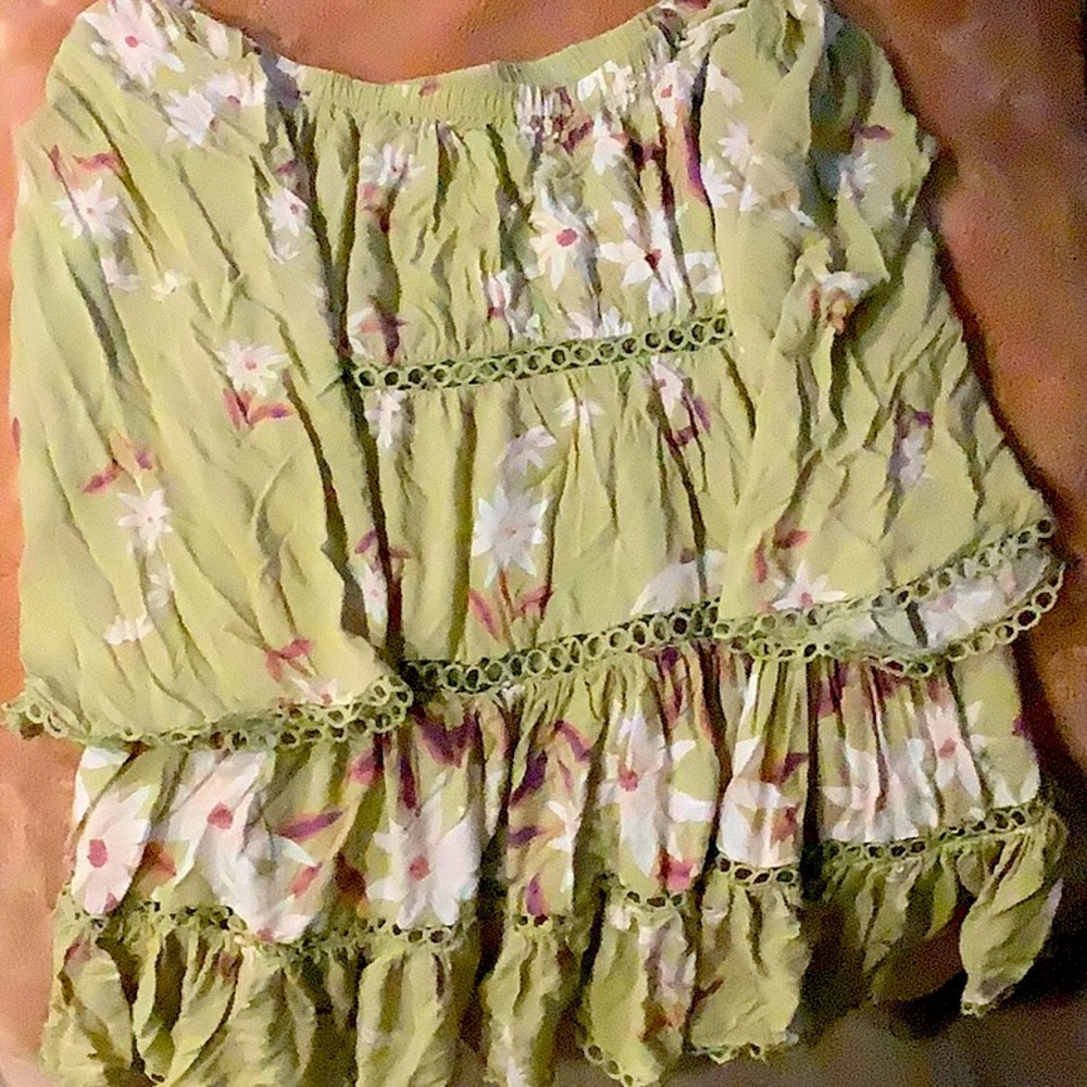 Really cute! Women’s BoHo off the shoulder top. Beautiful fall colors size S
